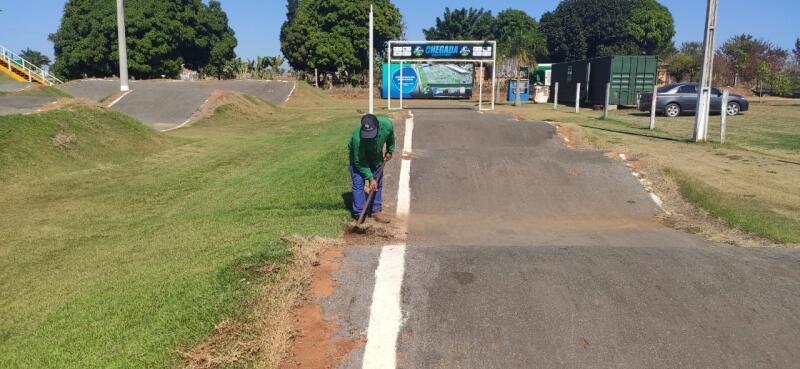 manutencao em pista de bicicross garante mais seguranca aos competidores