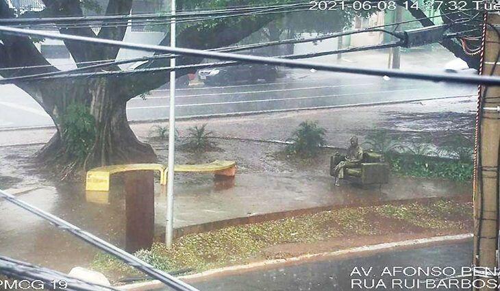 mato grosso do sul camera de seguranca deve inibir acao de vandalos e evitar mais estragos a estatua de manoel de barros