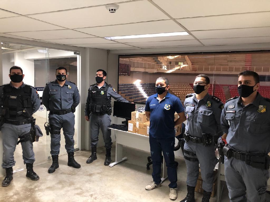 policia comunitaria entrega computadores para bases comunitarias do 10º batalhao