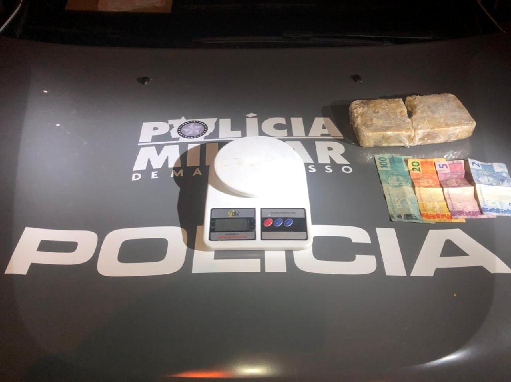 policiais da cavalaria prendem suspeito com pasta base dinheiro e municoes em vg