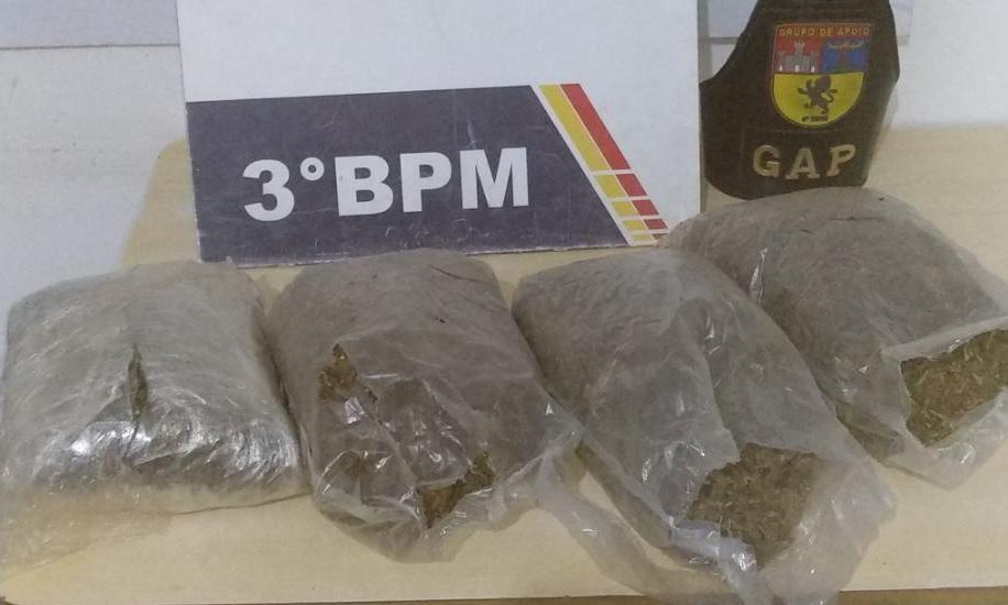 policiais encontram sacos com maconha skank no bairro bela vista