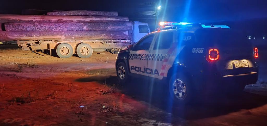 policiais prendem suspeitos por tentativa de suborno apos apreender carga de madeira irregular