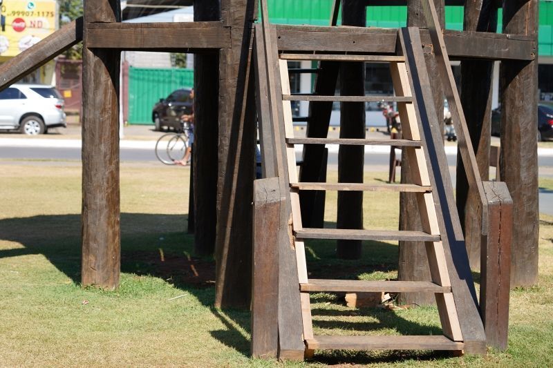 prefeitura de lucas do rio verde inicia reforma de playgrounds de madeira