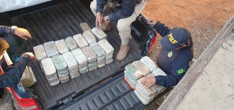 prf em varzea grande mt apreende mais de 100 kg de cocaina em carreta