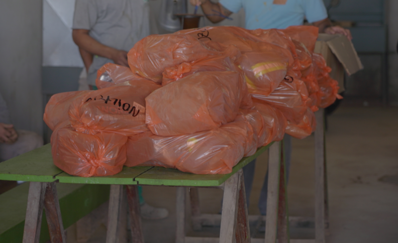 reeducandos recebem uniforme para atuar em fabrica de artefatos de cimento