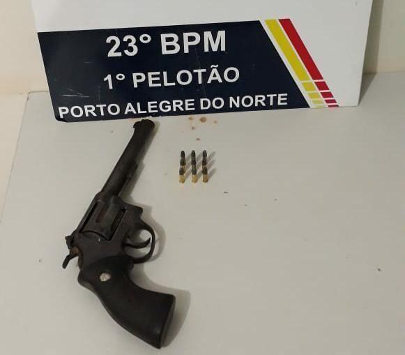 suspeito e preso com revolver e municoes apos denuncia de ameaca de morte