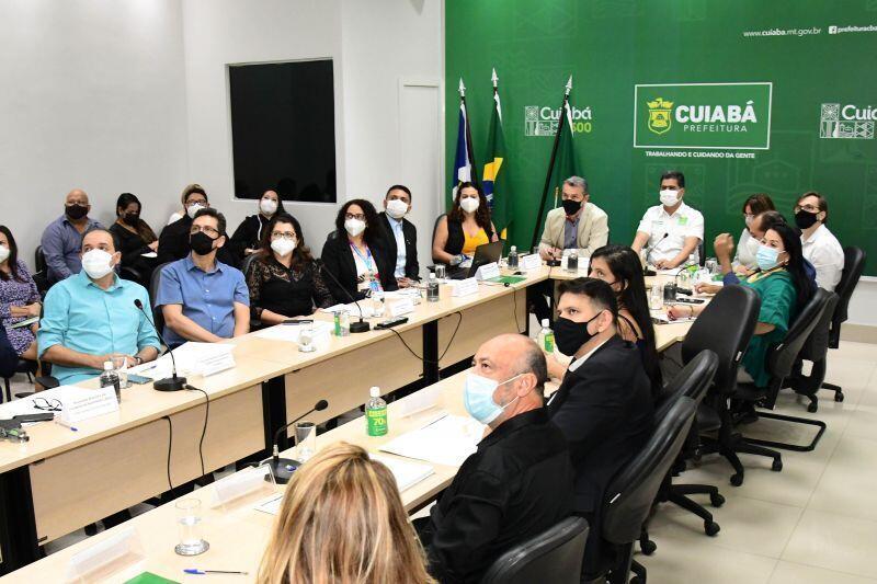 prefeito da posse a novos membros do conselho municipal do turismo e reitera compromisso para criacao de politicas publicas