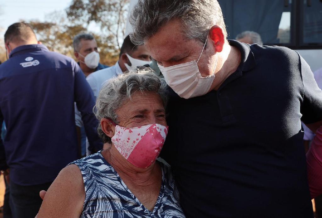 se deus quiser ta perto de acabar o sofrimento de viver nessa poeira” festeja moradora de