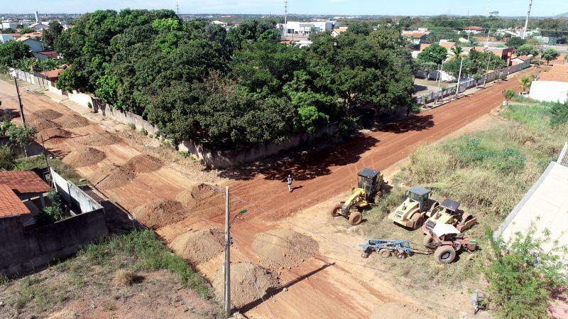 secretaria de obras executa terraplanagem no santa cruz ii e prepara vias para pavimentacao