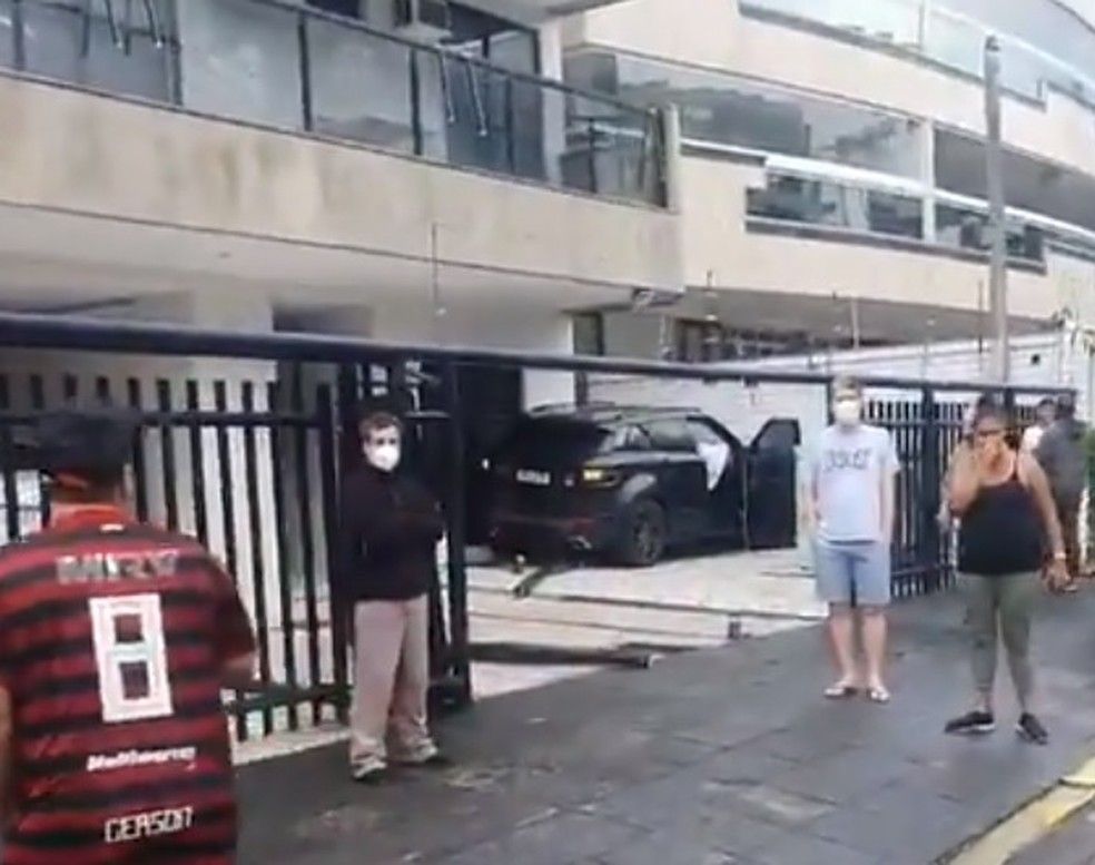 Zagueiro Léo Pereira se envolve em acidente de trânsito na manhã desta segunda-feira (5) 2 acidente leo pereira
