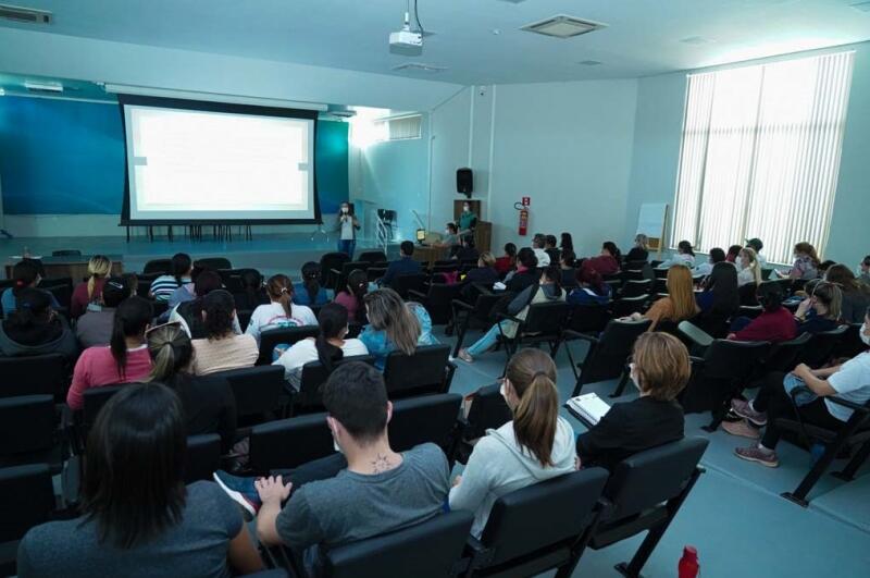 agentes de saude enfermeiros e medicos participam de palestras sobre amamentacao