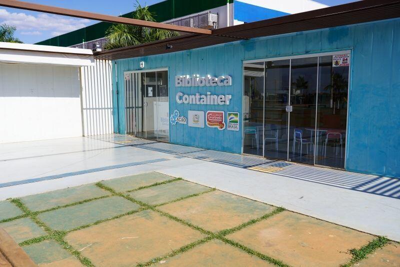 biblioteca container sedia cineminha para criancas as quartas e sabados