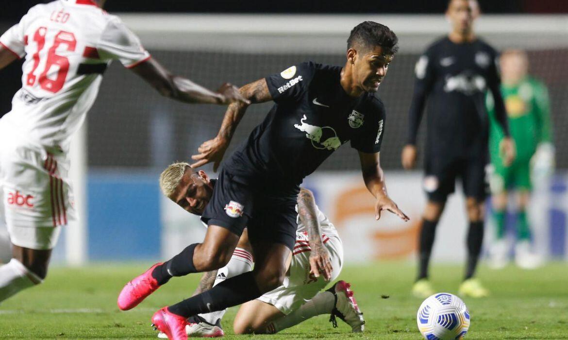 bragantino vira contra o sao paulo e reassume a ponta do brasileirao