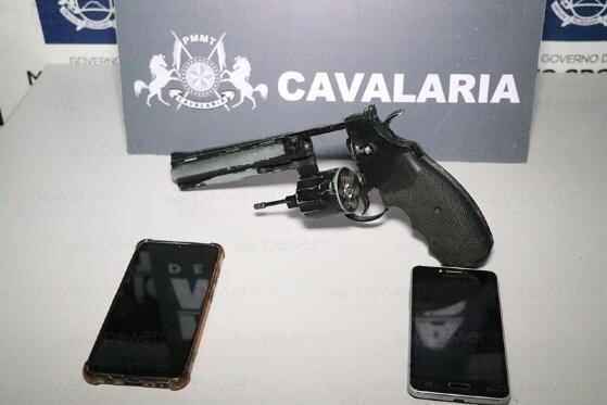 cavalaria evita roubo e apreende adolescentes com replica de revolver em nova mutum