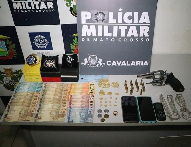 cavalaria fecha ‘bocas de fumo’ e prende suspeitos com drogas armas e dinheiro em nova mutum