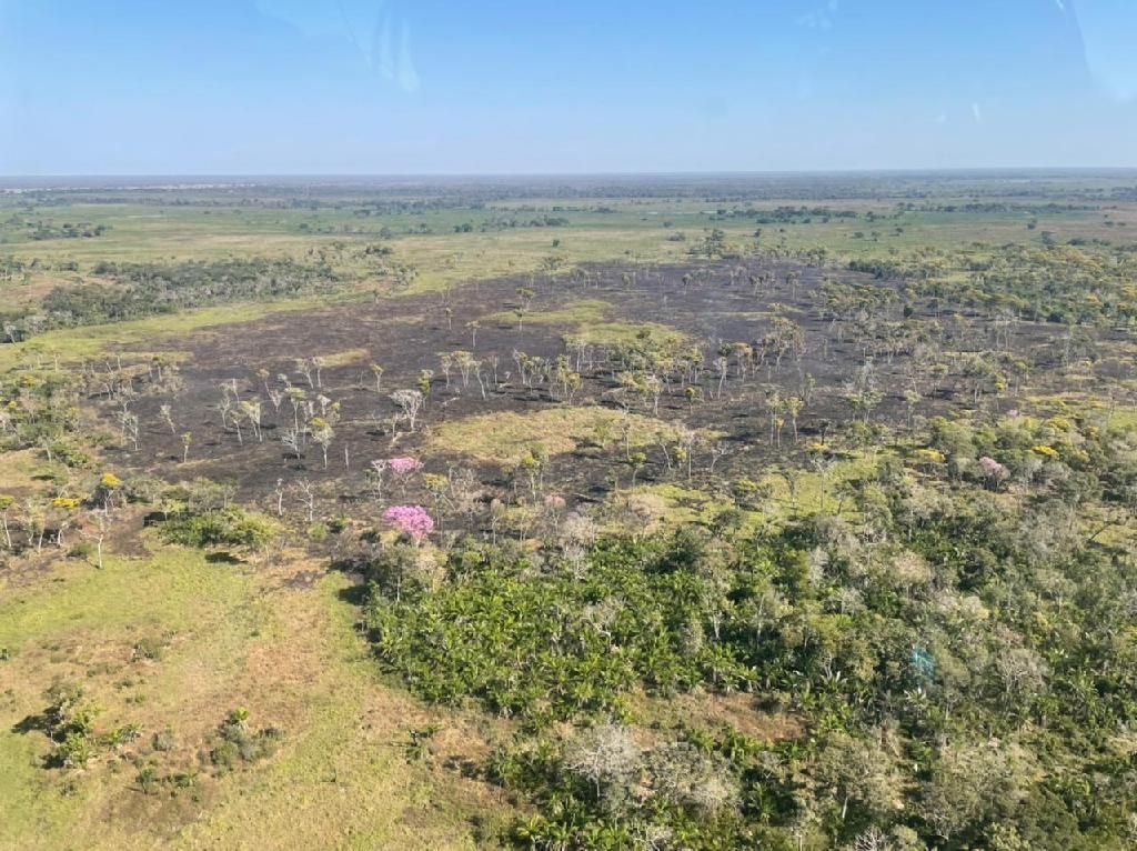 corpo de bombeiros atua para conter incendio subterraneo na baia dos guato