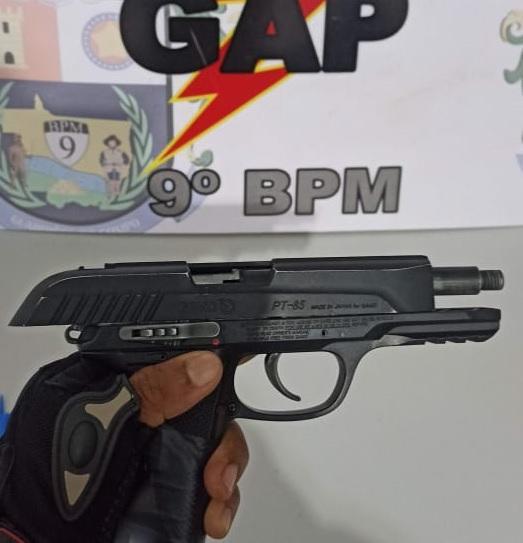 dupla e pega com replica de pistola na capital