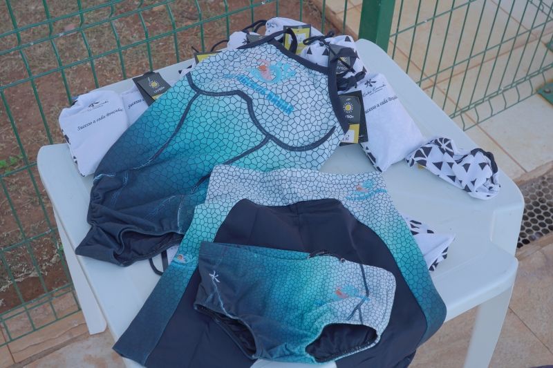 educacao realiza entrega de roupas de banho de competicao para alunos inscritos na escola vinicius de moraes