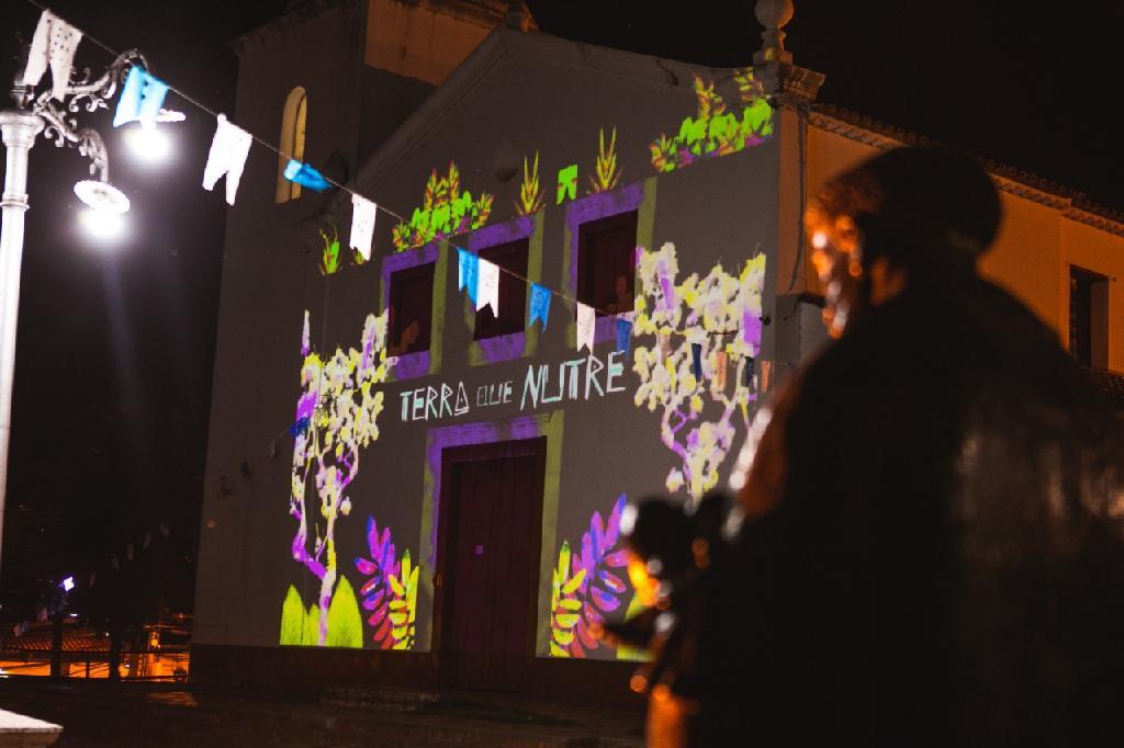 fachada da igreja n sra de santana ganha colorido especial com intervencao urbana