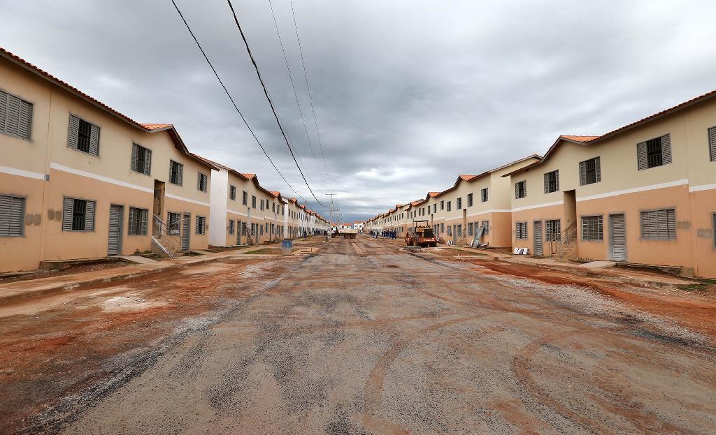 governador e cef assinam contratos para retomada e conclusao de 2 7 mil casas populares nesta quinta feira 08