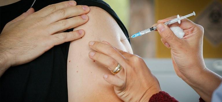 medica do mt saude garante que todas vacinas sao eficazes e seguras
