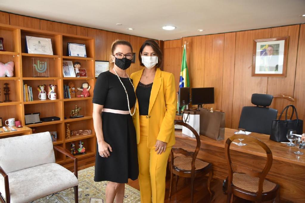 michelle bolsonaro destaca acao da primeira dama de mt em entrega de cobertores a moradores de rua de cuiaba