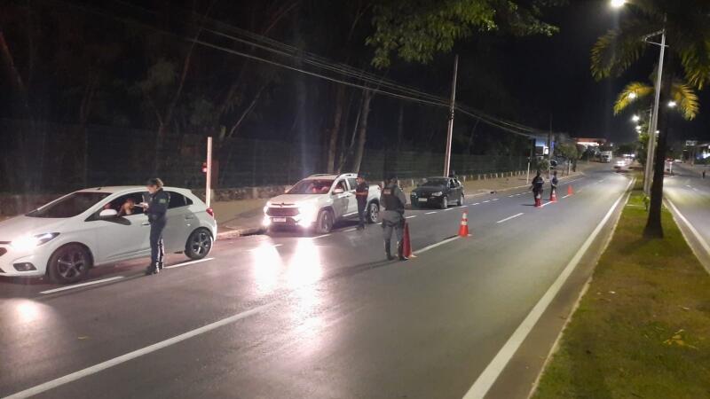 policia militar realiza blitzes orientativas em avenidas de lucas do rio verde