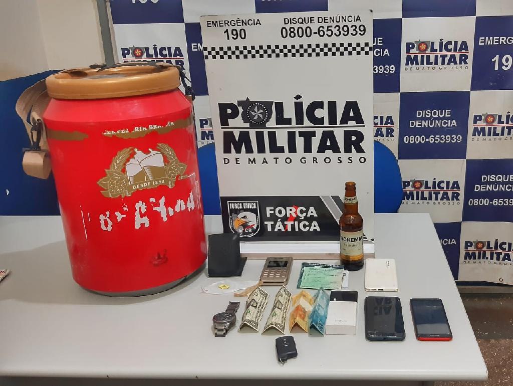 policiais param motorista com farol desligado e encontram ecstasy e cerveja