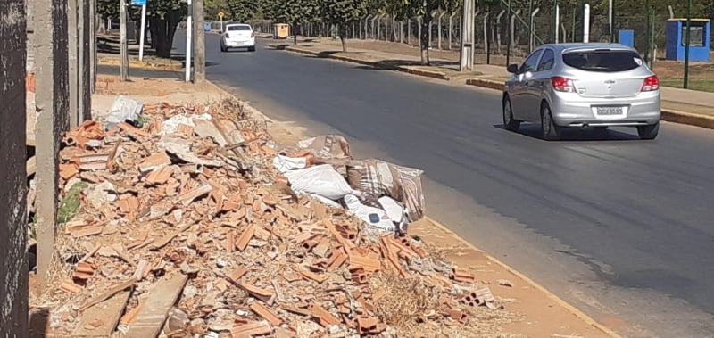prefeitura cria informativo sobre materiais de construcao deixados em calcada
