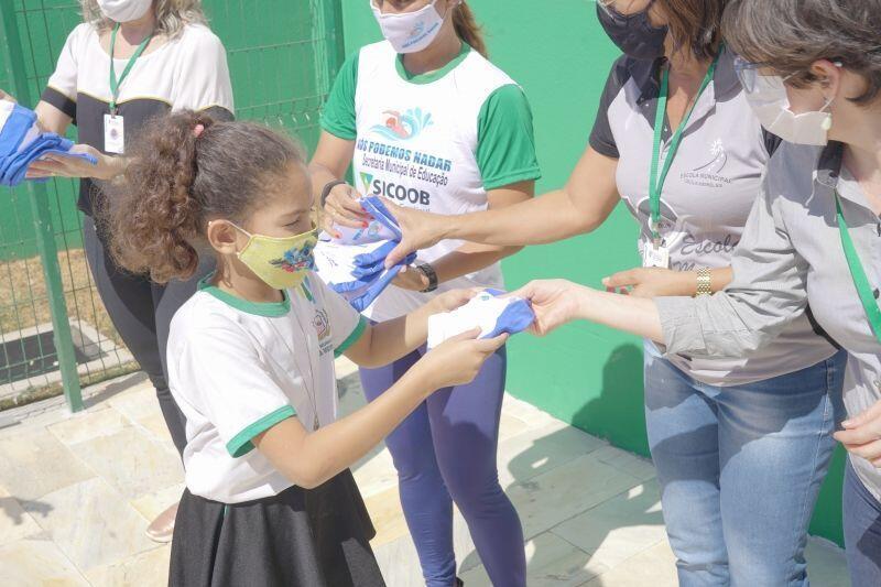 projeto nos podemos nadar entrega toucas de natacao aos alunos da escola cecilia meireles