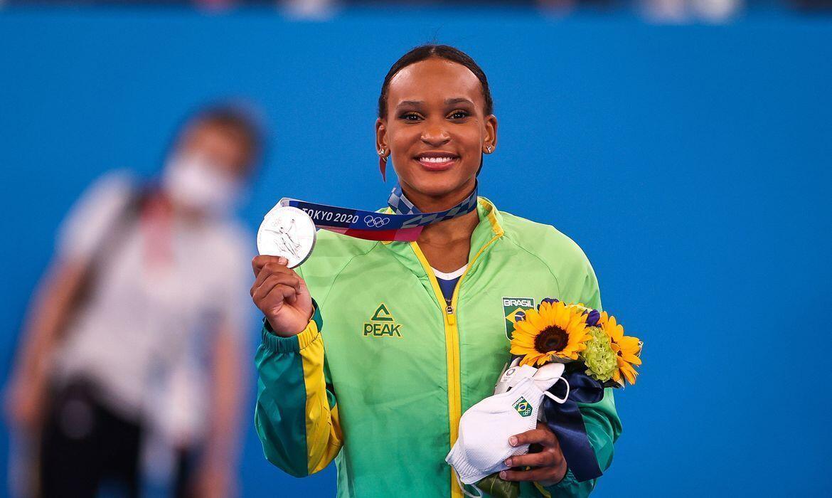 rebeca andrade fatura prata 1ª medalha na ginastica feminina do pais