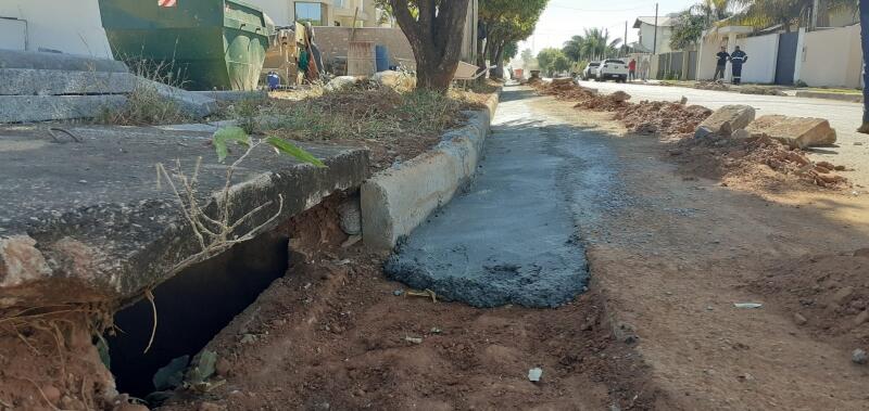 secretaria de infraestrutura e obras realiza recuperacao de guias e sarjetas no bandeirantes