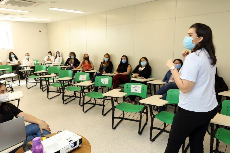 secretaria municipal da mulher encerra atividades do agosto lilas com palestra para servidores do hmc