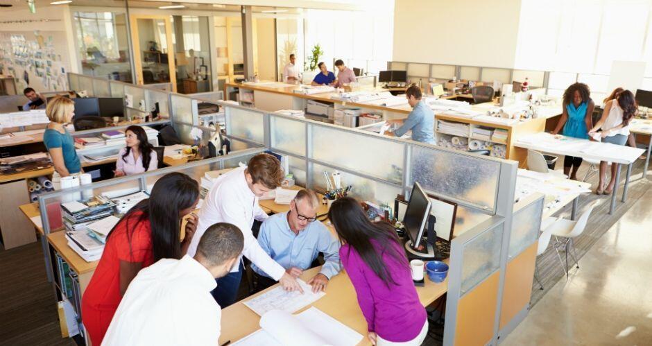 Pessoas trabalhando em escritorio