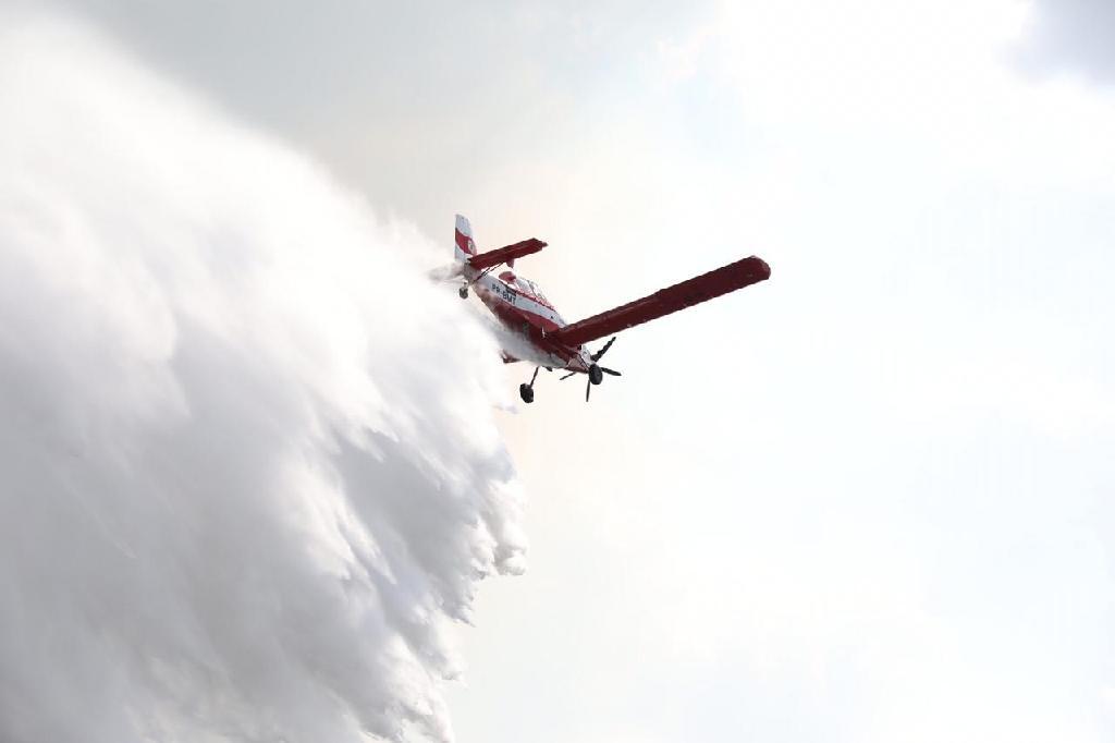 aeronave e helicoptero sao usados para apagar incendio no morro de santo antonio