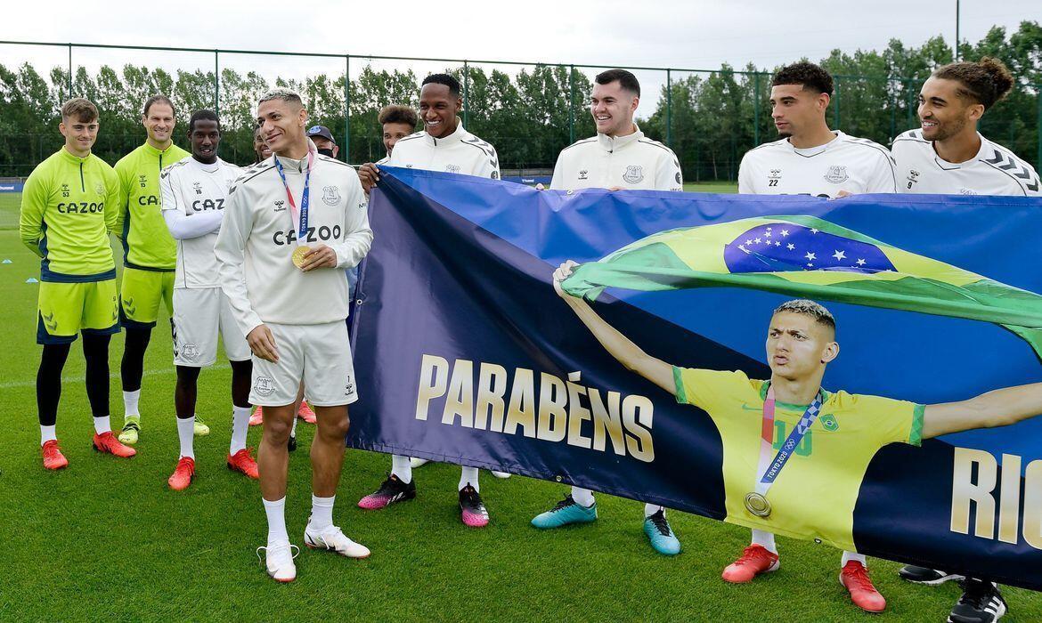 camisa 10 richarlison ganha homenagem do everton pelo ouro em toquio