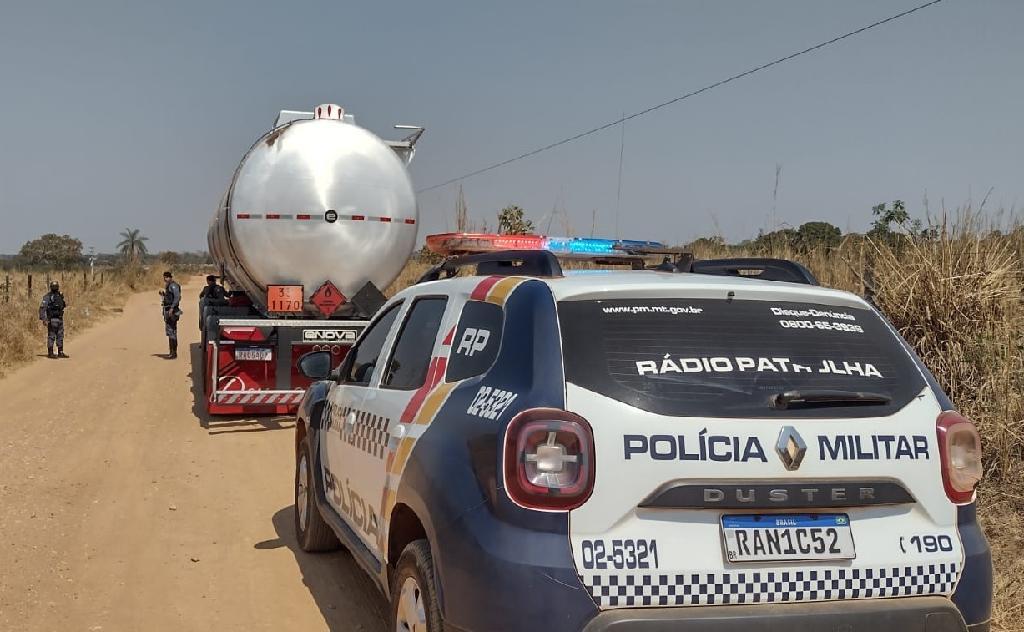 cavalaria recupera semirreboque de combustivel em pocone