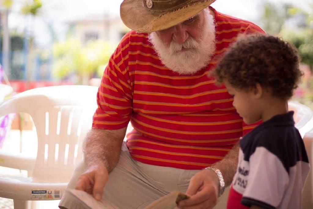 clovis matos e homenageado mestre da cultura mato grossense e tem historia de vida narrada em livro infantojuvenil