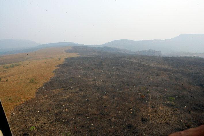 corpo de bombeiros controla incendio na area de protecao ambiental em chapada do guimaraes