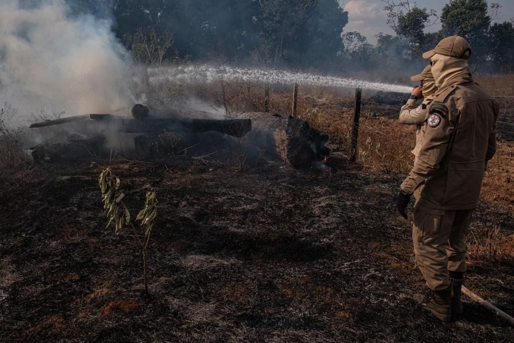 corpo de bombeiros e acionado para conter incendio dentro de propriedade rural em pocone