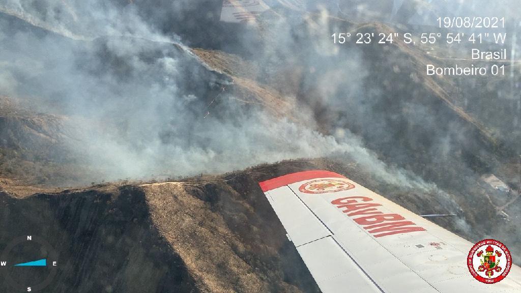 corpo de bombeiros utiliza tres aeronaves para controlar incendio em chapada dos guimaraes