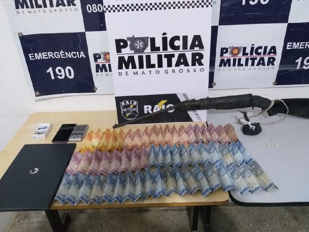 dupla e pega com arma adaptada droga e dinheiro proximo de corrego no bairro araes