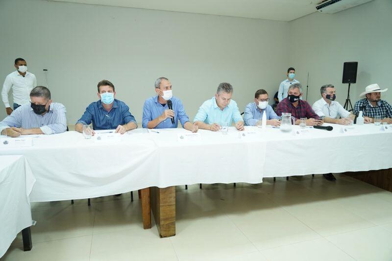 durante reuniao governador reforca compromisso com a ferrovia para lucas do rio verde