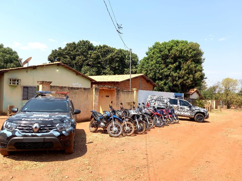 forca tatica descobre casa com nove motocicletas roubadas ou furtadas em varzea grande