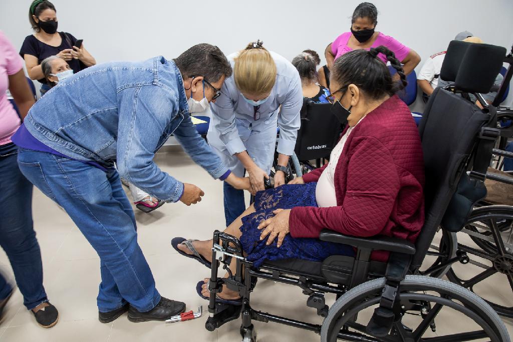 governo de mt e cridac entregam 30 cadeiras de rodas para pacientes de varzea grande