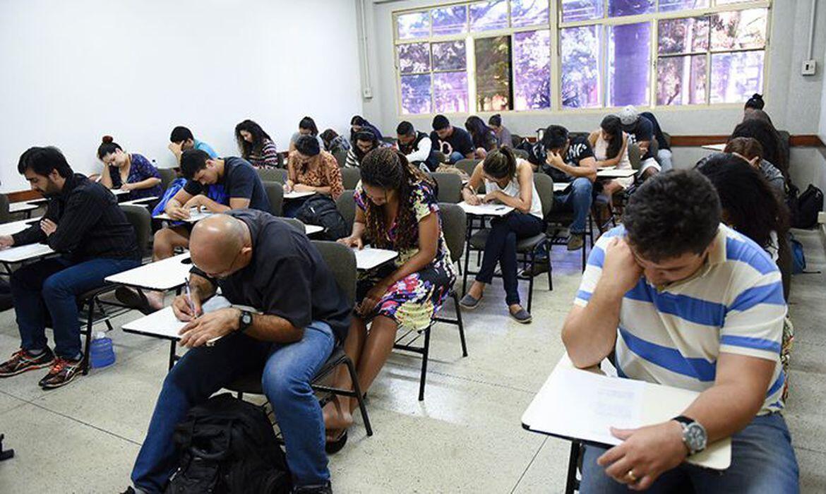 mais de 1 6 milhao de estudantes fazem neste domingo provas do encceja