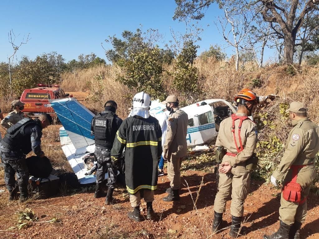 pm ciopaer e bombeiros auxiliam trabalho de resgate de vitimas de queda de aeronave em pocone