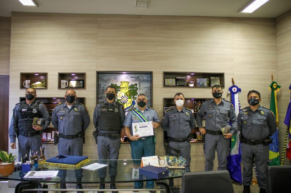 policia militar entrega honraria ‘homens do mato ‘ merito gran cruz ao comandante da pm ms