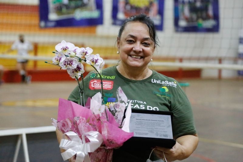 professora recebe homenagem por 22 anos dedicados ao voleibol de lucas do rio verde