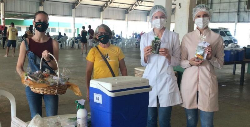 profissionais da saude e voluntarios sao homenageados durante vacinacao contra a covid 19